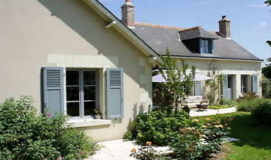 Haus mit Klappläden an den Fenstern