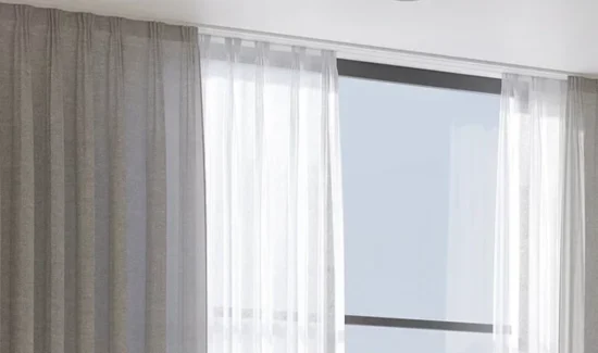 Elegante Vorhangkombination aus transparentem und blickdichtem Stoff