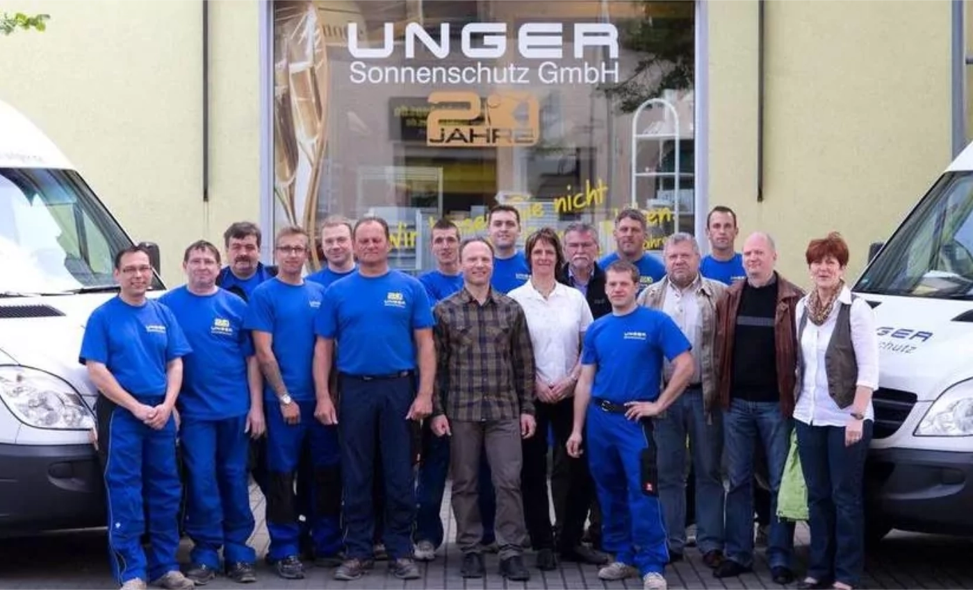 Foto des Teams vor dem Firmengebäude