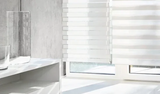 Helles Wohnzimmer mit modernen weißen Doppelrollos