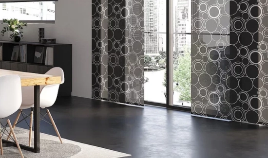 Moderner Wohn- und Essbereich mit transparentem Flächenvorhang im Kreisdesign