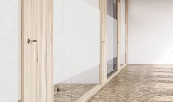 Glastrennwand mit halbtransparentem Hafttextil für diskreten Sichtschutz im Büro