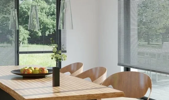 Moderner Essbereich mit großen Fenstern und stilvollen Jalousien