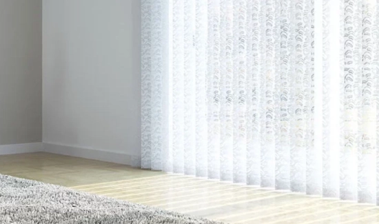 Lichtdurchlässiger Lamellenvorhang vor bodentiefem Fenster