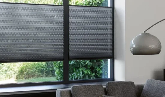 Moderne Plissees vor großem Fenster im Wohnzimmer