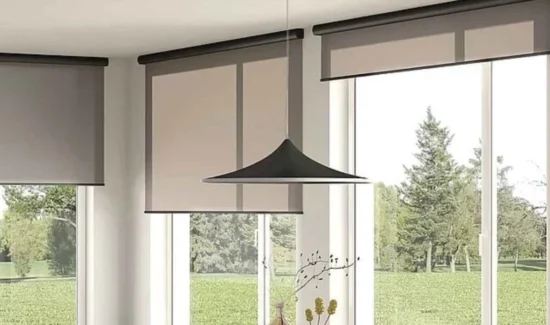 Esszimmer mit großen Fenstern und modernen Sichtschutz-Rollos